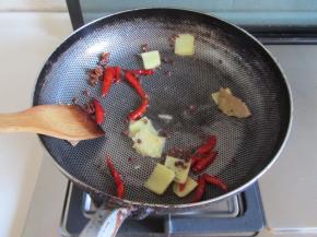 锅内放油加热，油热放入八角，花椒，姜片和干辣椒小火煸出香味