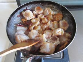 放入牛筋一起翻炒