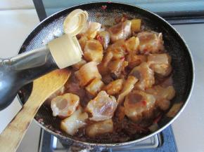 倒入生抽和料酒翻炒至牛筋均匀上色