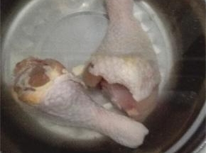 鸡腿洗净备用