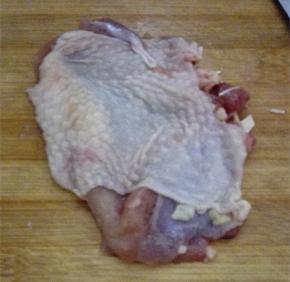 用小刀将鸡腿去骨，去掉多余的皮下油脂，用小叉子在表面扎几个小孔方便入味