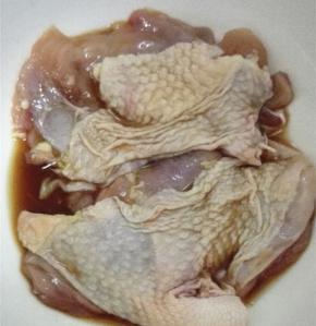 去骨的鸡腿放入碗内，倒入1勺生抽，1勺料酒和少许的盐，涂抹均匀后腌制30分钟
