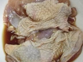 去骨的鸡腿放入碗内，倒入1勺生抽，1勺料酒和少许的盐，涂抹均匀后腌制30分钟