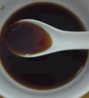 将剩余的生抽，料酒和白糖倒入碗中，加入适量的热水让白糖融化，搅拌均匀