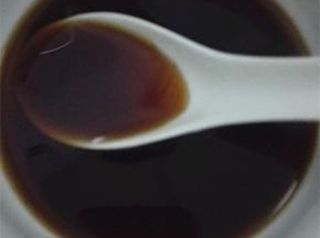 将剩余的生抽，料酒和白糖倒入碗中，加入适量的热水让白糖融化，搅拌均匀