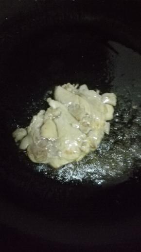 锅内放少许油，油热之后放入腌制好的鸡腿，先煎带鸡皮的一面