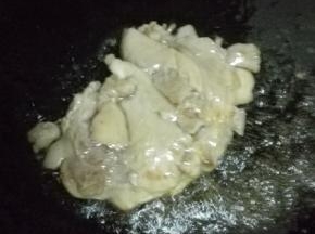 锅内放少许油，油热之后放入腌制好的鸡腿，先煎带鸡皮的一面