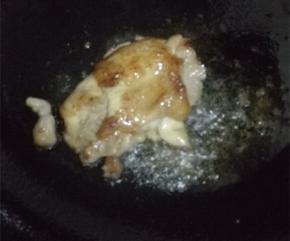 小火煎至双面金黄，鸡腿煎好之后切成小块