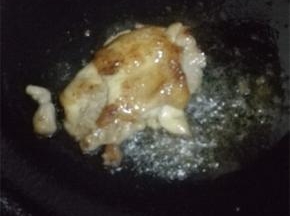 小火煎至双面金黄，鸡腿煎好之后切成小块