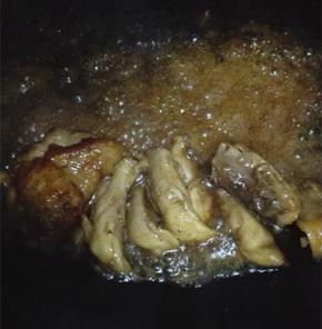 倒入调好的酱汁，中小火熬至收汁