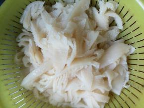 牛百叶洗净且成片状，少许的香葱和干辣椒切成丝