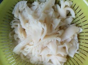 牛百叶洗净且成片状，少许的香葱和干辣椒切成丝