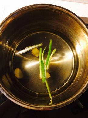 锅内放水烧开，放入香葱段和姜片
