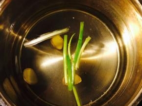 锅内放水烧开，放入香葱段和姜片