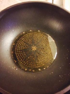 锅内放少许油加热，油热之后淋在香葱