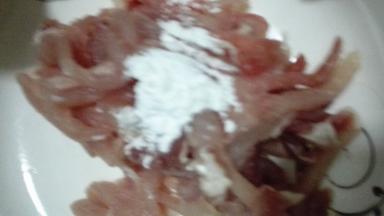 猪肉洗净切成片状，用淀粉和少量的盐腌制10分钟