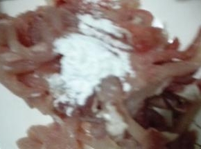猪肉洗净切成片状，用淀粉和少量的盐腌制10分钟
