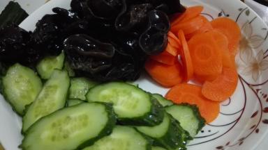 胡萝卜，黄瓜洗净切成片状，黑木耳用水泡发