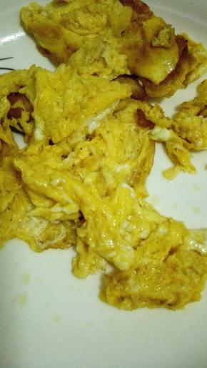 鸡蛋打成蛋液，放入锅内翻炒至半凝固盛