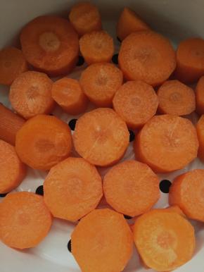 胡萝卜洗净切块备用