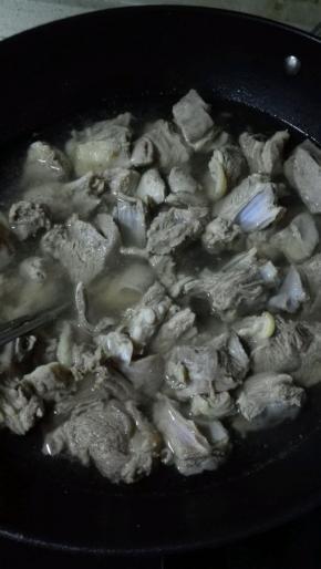 羊排冷水下锅煮至沸腾，撇去血沫