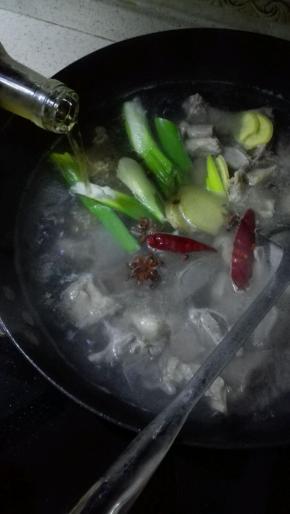 锅内烧开水，放入焯过水的羊排，放入葱姜八角，干辣椒，生抽和料酒