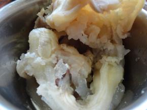 买来的牛筋清洗干净，切成块状备用