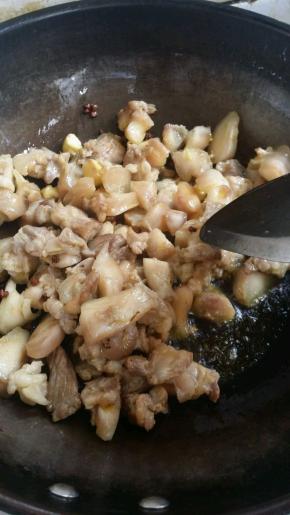 锅内放油加热，放入花椒和姜炒出香味