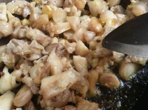 锅内放油加热，放入花椒和姜炒出香味
