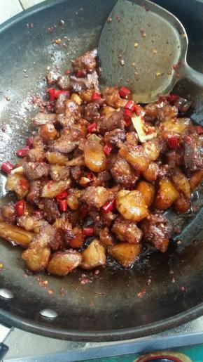 放入牛筋大火爆炒3分钟
