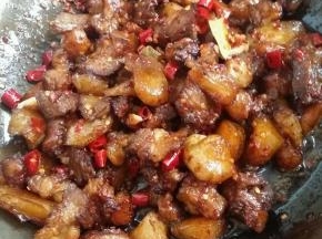 放入牛筋大火爆炒3分钟