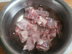 羊排泡在清水中，去除血水，有时间的可以多泡一会，期间多换几次水