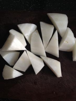葱切段，姜切片备用，白萝卜去皮切成滚刀块