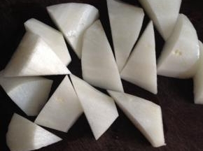 葱切段，姜切片备用，白萝卜去皮切成滚刀块
