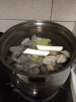 羊排冷水下锅，翻入葱段和姜片，水开后煮3分钟，撇去血沫