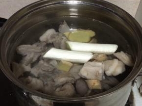 羊排冷水下锅，翻入葱段和姜片，水开后煮3分钟，撇去血沫