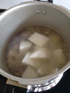 羊排酥烂之后放入胡萝卜煮10分钟