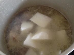 羊排酥烂之后放入胡萝卜煮10分钟