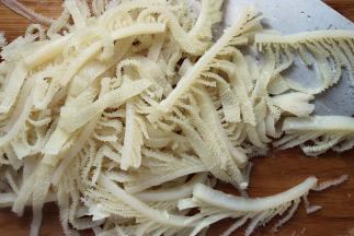 牛百叶泡水洗净切成丝，黄瓜切成丝备用