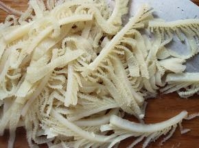 牛百叶泡水洗净切成丝，黄瓜切成丝备用