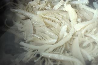 锅内放水烧开，加入少许的料酒，放入牛百叶烫30秒