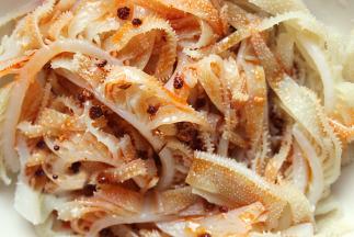 牛百叶和黄瓜丝放入碗中，倒入生抽，料酒，辣椒油，盐，醋，糖，基金搅拌均匀即可食用