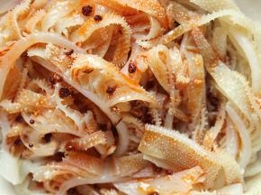 牛百叶和黄瓜丝放入碗中，倒入生抽，料酒，辣椒油，盐，醋，糖，基金搅拌均匀即可食用