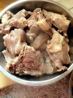 羊排冷水下锅，水开之后煮5分钟，撇去血沫和杂质