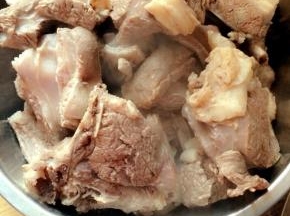 羊排冷水下锅，水开之后煮5分钟，撇去血沫和杂质