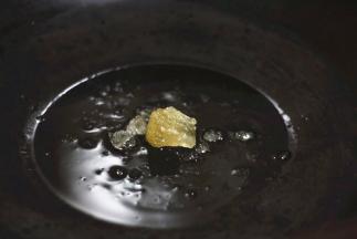 锅内放油加热，油热之后放入冰糖小火融化