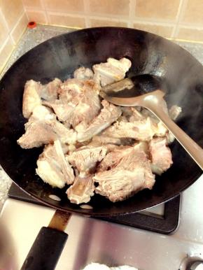 倒入羊排翻炒上色