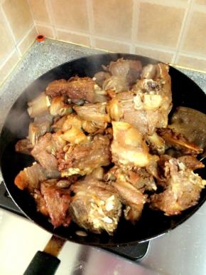 锅内倒入生抽和黄酒翻炒均匀，加没过羊排的开水，放入几个姜片