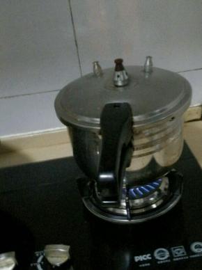 焯水的牛筋放入高压锅内，放入所有的调料和适量的清水，煮30分钟左右