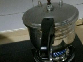 焯水的牛筋放入高压锅内，放入所有的调料和适量的清水，煮30分钟左右